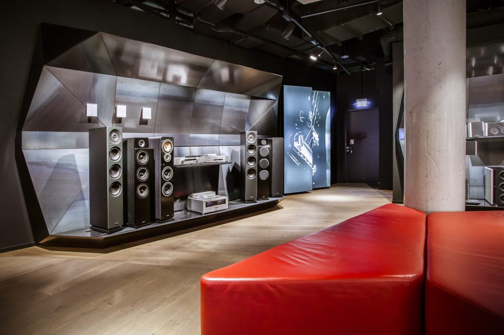 Teufel Produkte im Untergeschoss des Stores Teufel Produkte im Untergeschoss des Stores