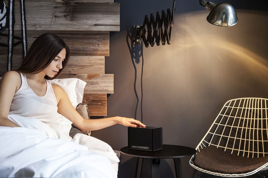 raumfeld-one-s-black-lifestyle-withgirl