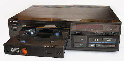 Das Bild zeigt einen der ersten CD-Player.