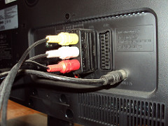 Die Rückseite eines Fernsehers mit Scart-Stecker
