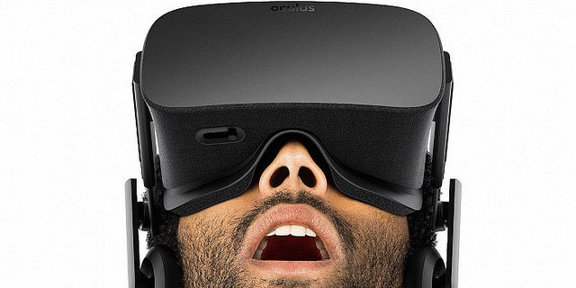 Man mit der VR-Brille Oculus Rift