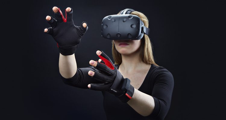 VR-Brille mit Sensorikhandschuhen