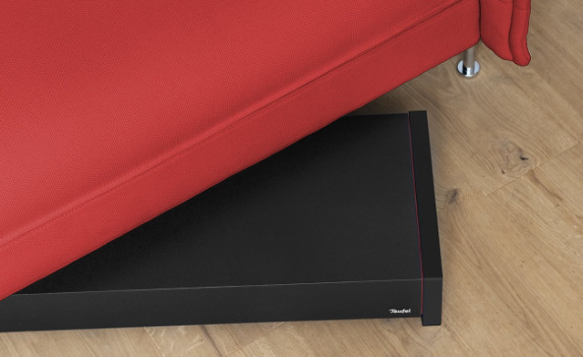 Flacher Subwoofer passt unter das Sofa