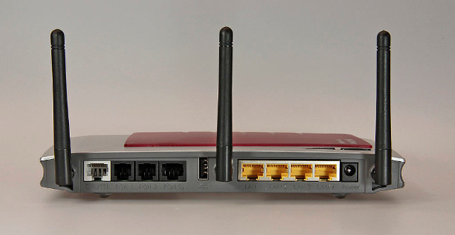 Was ist ein Router? Hier ist eine WLAN-Router von AVM mit seinen Anschlüssen zu sehen.