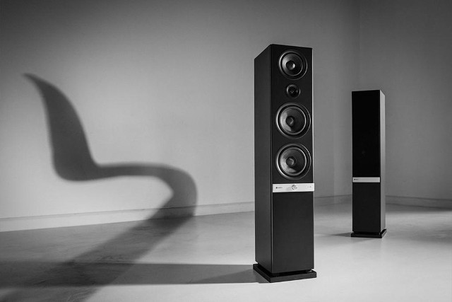 WLAN-Lautsprecher Stereo L in einem leeren Raum