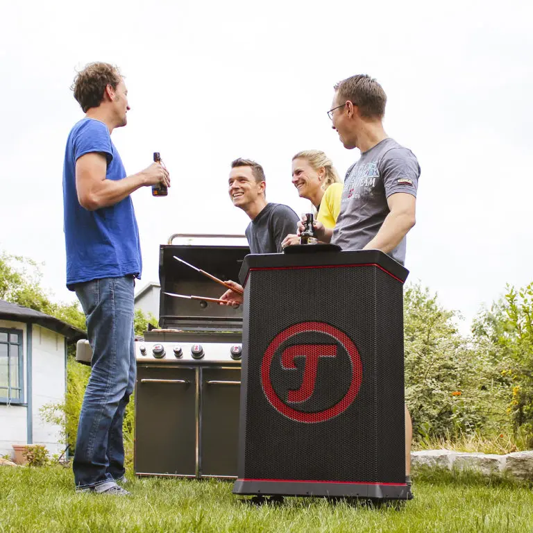 The Rockster in action at a barbecue party. Battery types: car battery