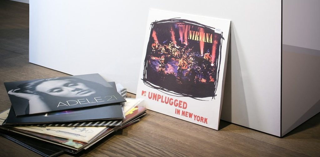 Mehrere Schallplatten mit Covern von Nirvana und Adele