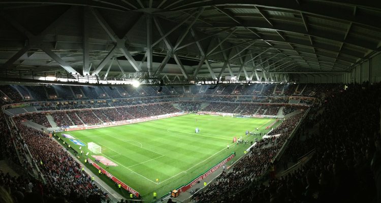 Unter dem Stadiondach fotografiertes Bild eines Stadions