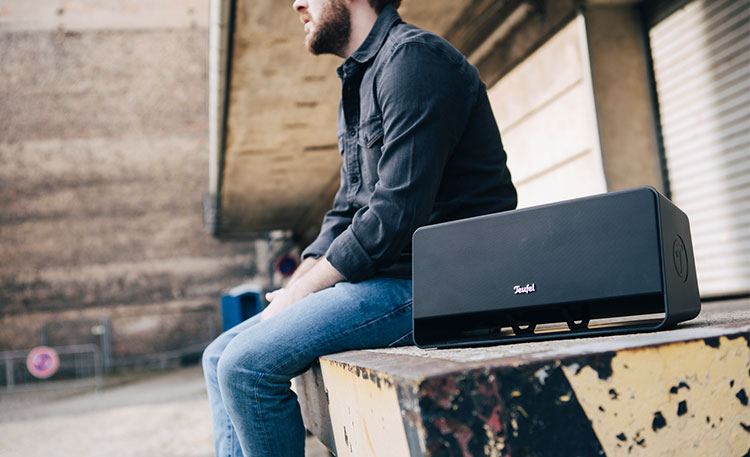 Boomster-Bluetooth-Box Mann mit Boomster-Modell