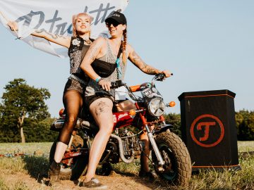 Petrolettes: Evilyn und Melanie auf Motorrad