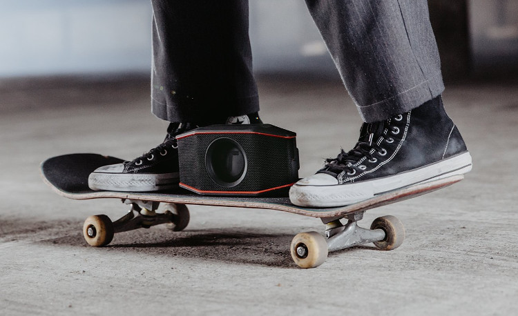 The Bluetooth speaker ROCKSTER GO on a skateboard.