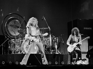 Sänger Robert Plant und Gitarrist Jimmy Page live auf der Bühne.