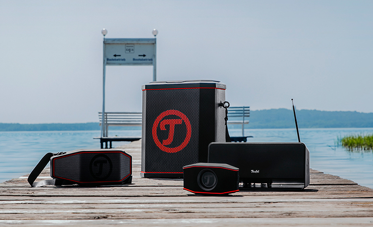 Outdoorspeaker auf einem Steg am See