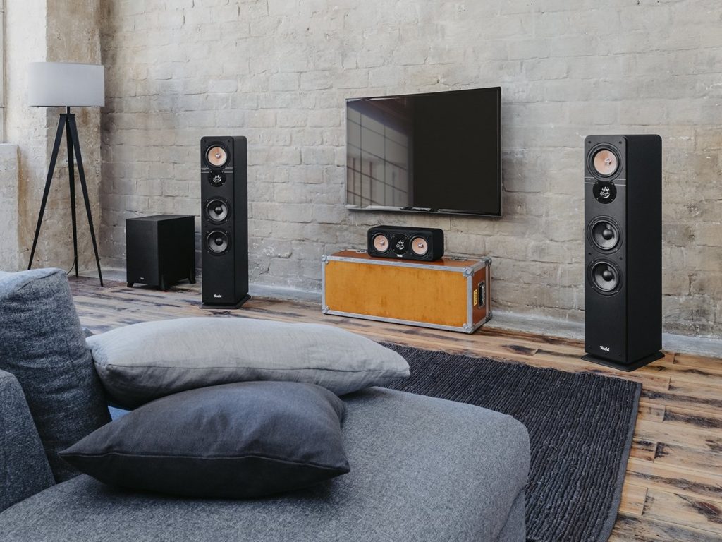 Living room with the Teufel Ultima 40 Surround AVR for Dolby Atmos 5.1.2-home theater system