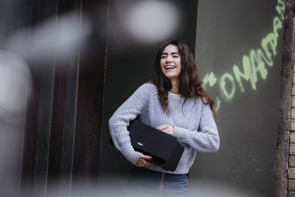 Vrouw op weg met bluetooth speaker