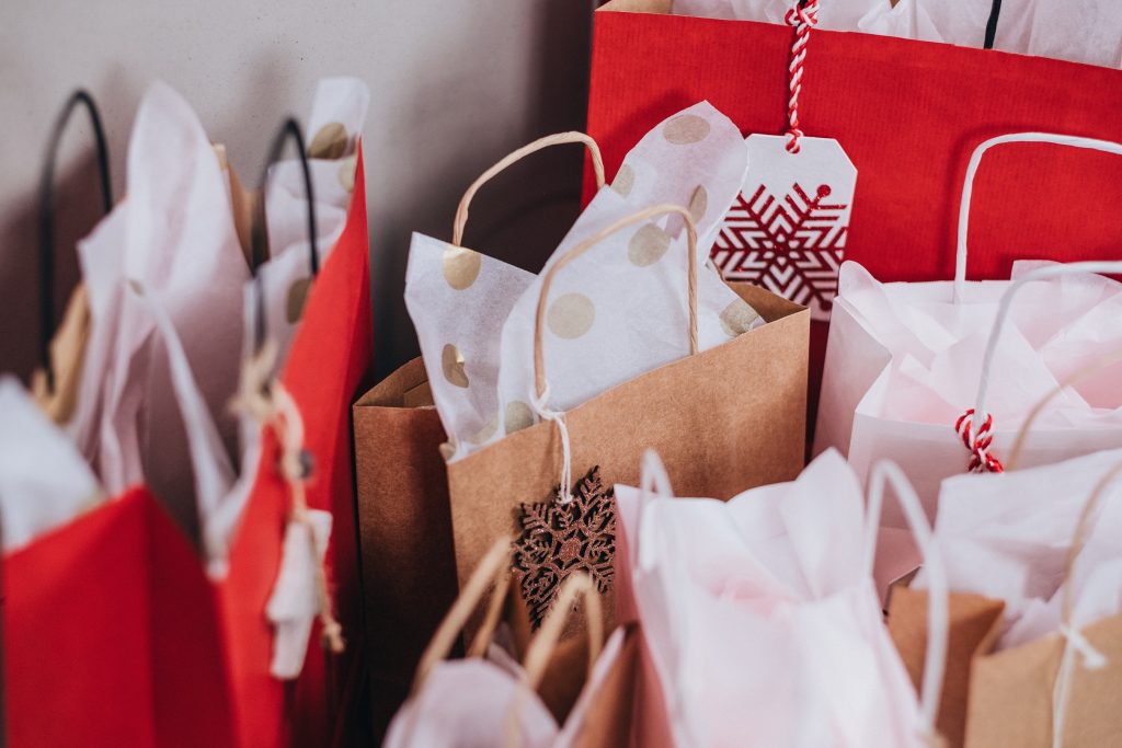 Viele weihnachtliche Einkaufstüten.