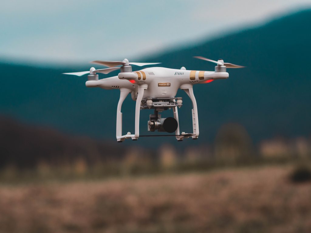 Witte drone hoog boven in de lucht