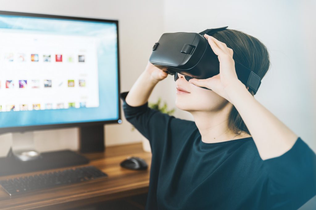 Vrouw aan bureau met VR-bril