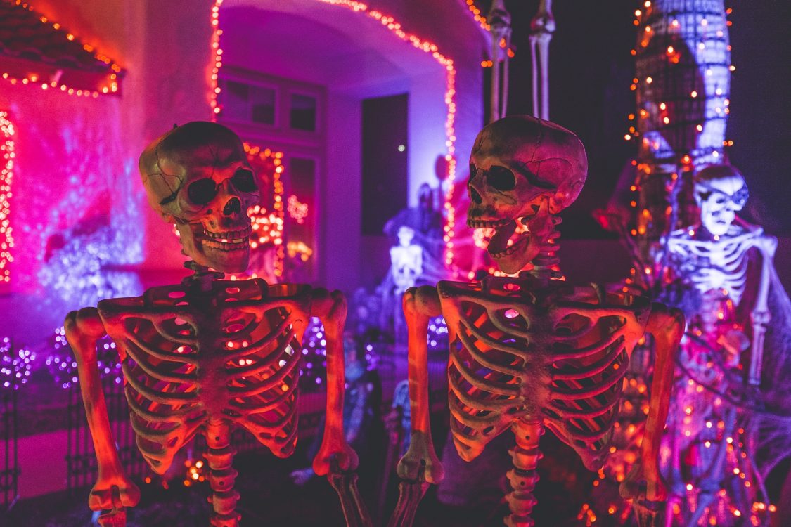 Esqueletos en una fiesta de Halloween