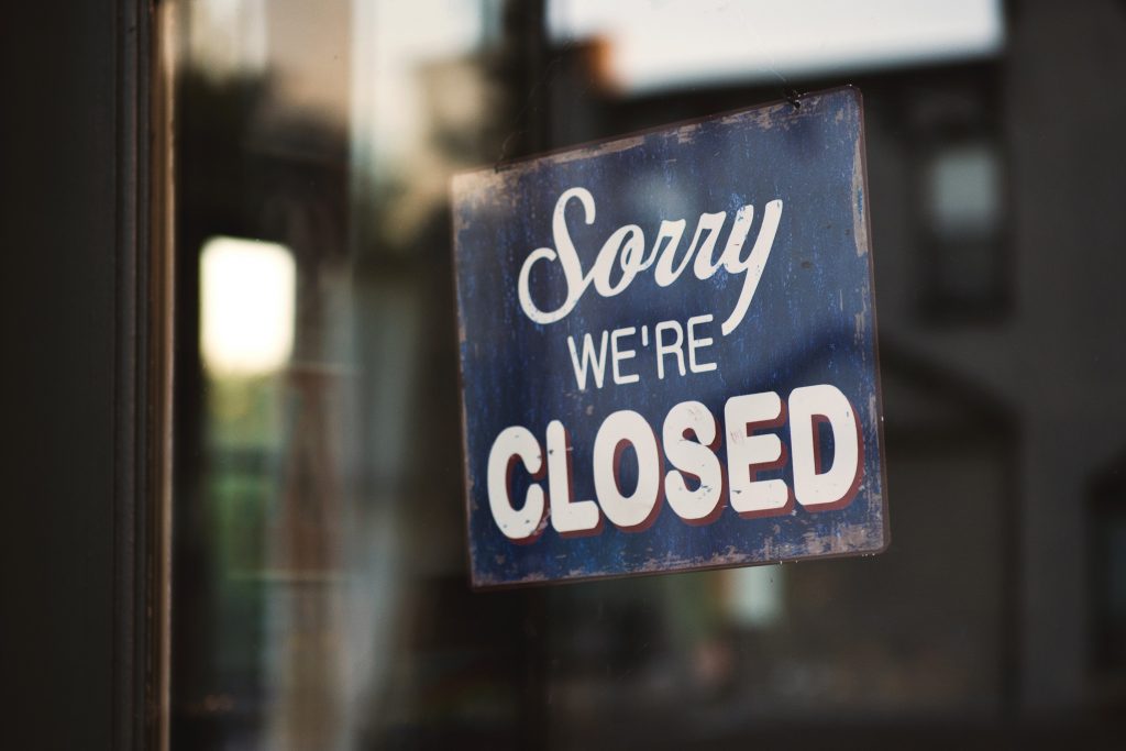 We're Closed Schild am Shop.