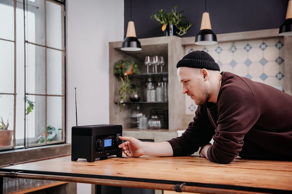 RADIO 3SIXTY Mann in der Küche mit dem RADIO3SIXTY
