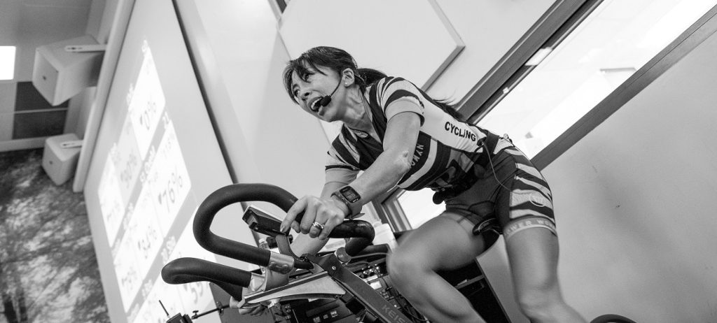 Frau beim Indoor Cycling.