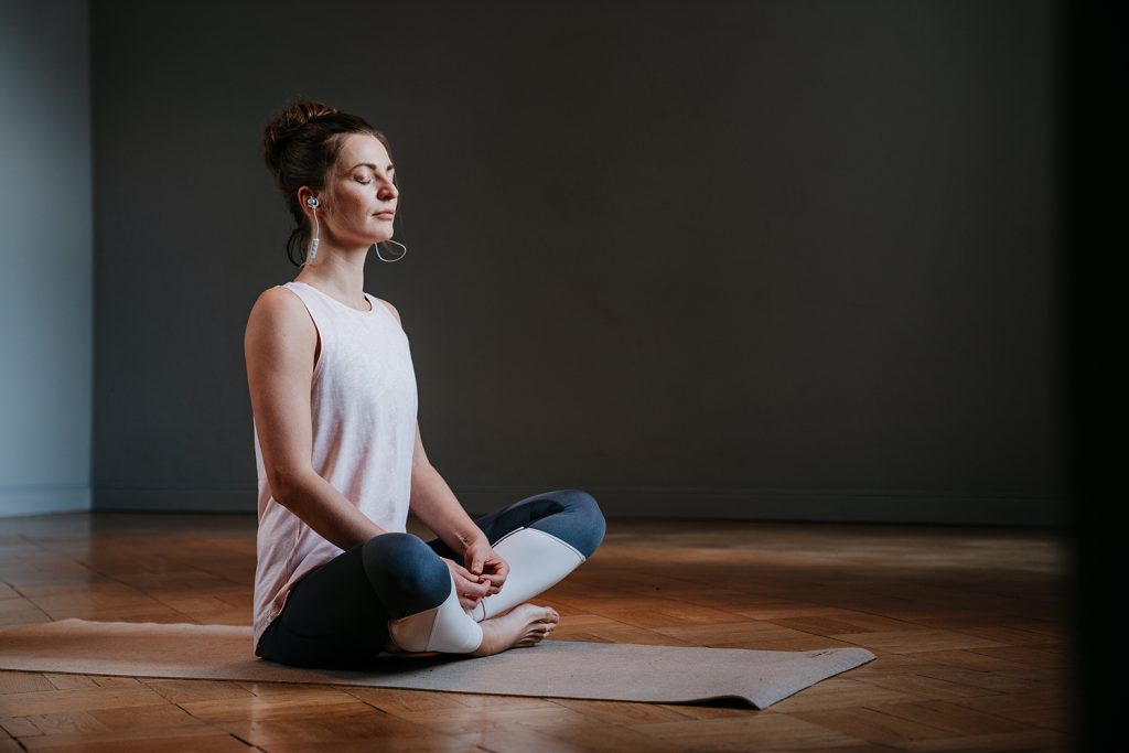 Vrouw ontspant tijdens yoga