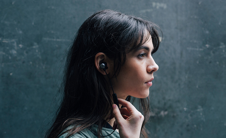 Vrouw met in-ears MOVE BT