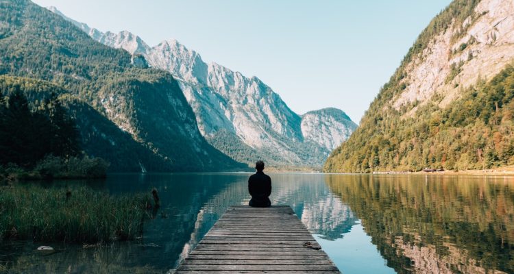 Meditation vor Bergkulisse