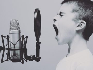 Junge schreit in Mikrofon