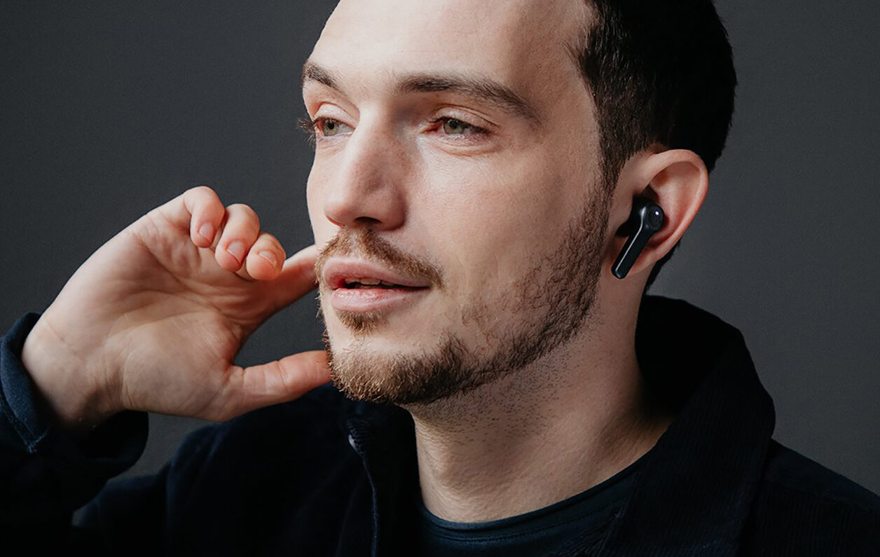 Mann mit True Wireless In-Ear-Kopfhörern AIRY TRUE WIRELESS