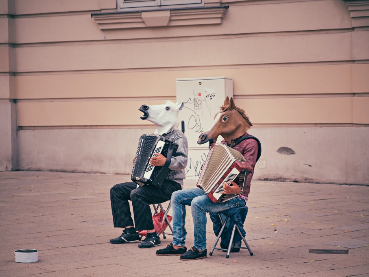 Zwei Akkordeospieler auf der Straße mit Pferdekopfmaske.