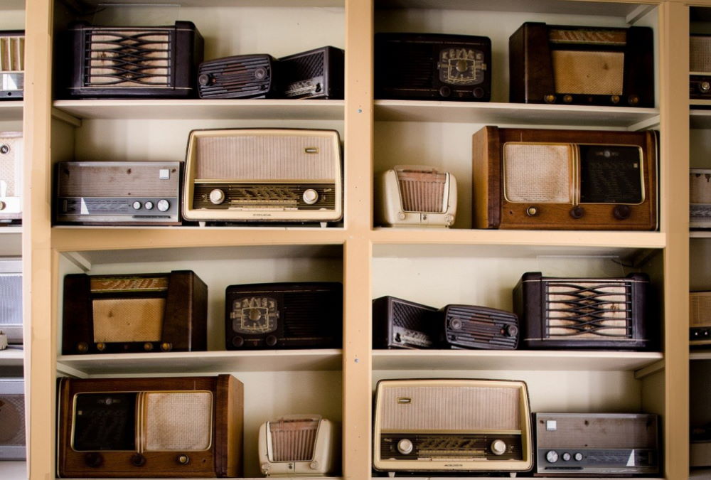 Regal voller Radiogeräte aus den 1950er Jahren