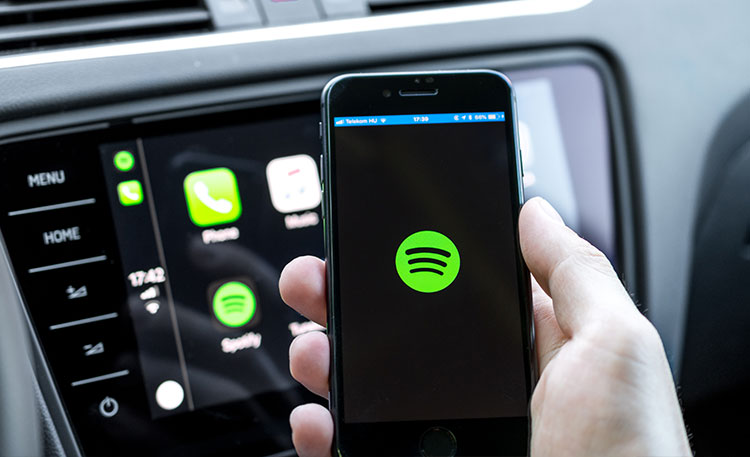 Wie kommt die Musik vom Smartphone ins Auto?