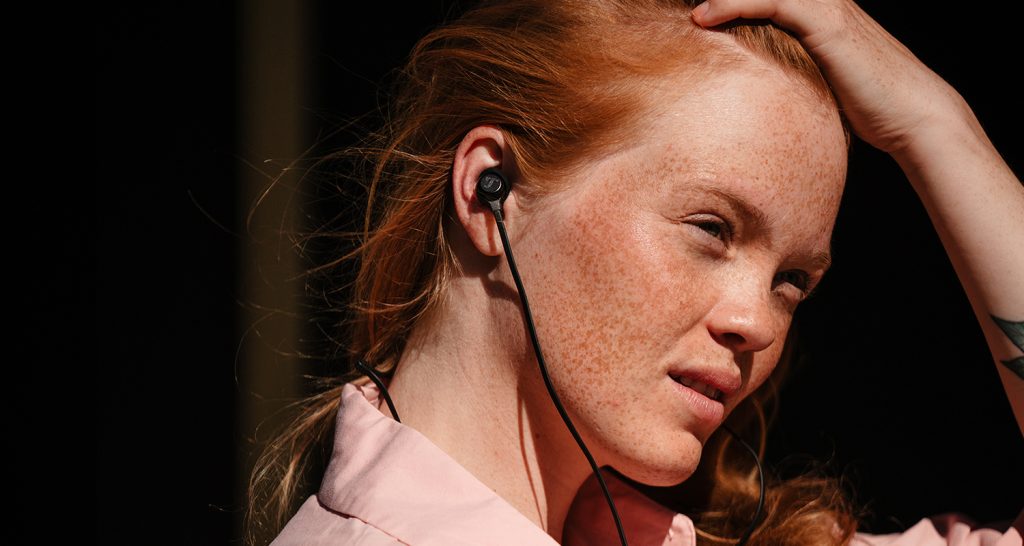Frau mit In-Ear-Kopfhörern REAL BLUE IN von Teufel