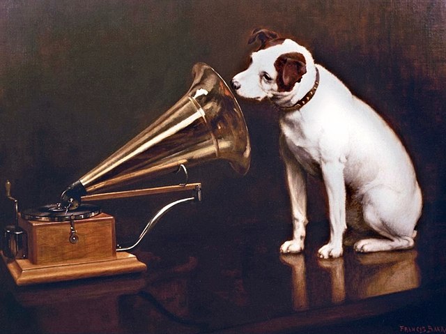 Ein Hund steckt seinen Kopf in den Trichter eines Grammophons.