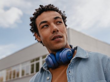 Mann im Freien mit Teufel Real Blue Kopfhörern