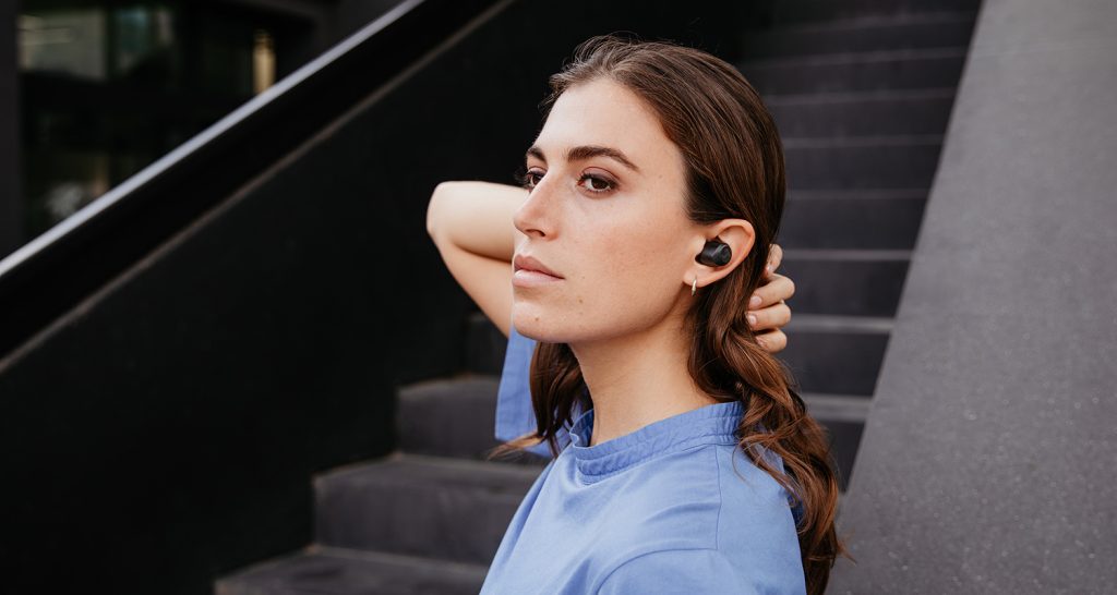 Frau mit Teufel In-Ear-Kopfhörern