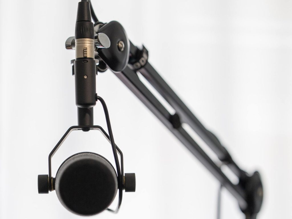 Mit einem Mikrofon-Armstativ ist das Mikrofon fest positioniert.