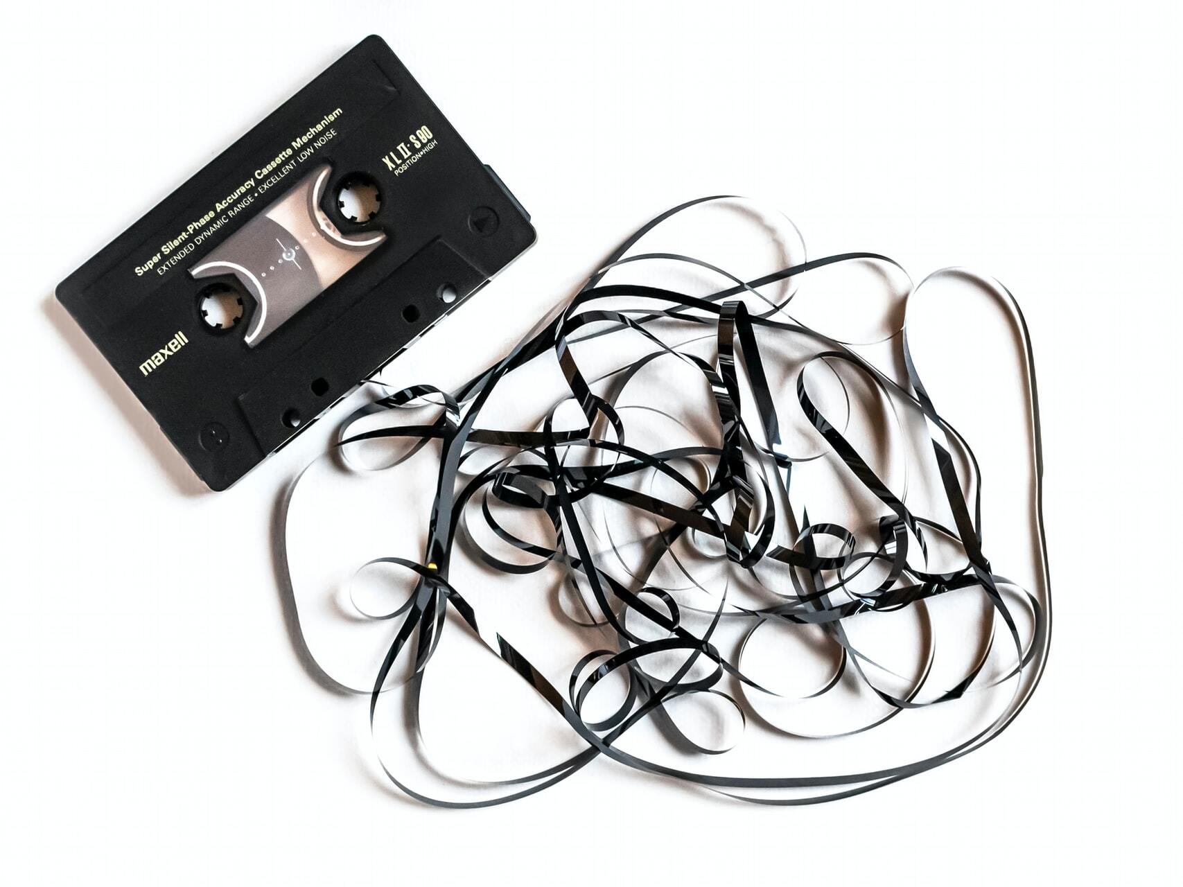 Ein ausgeleiertes Tonband einer Musikkassette.