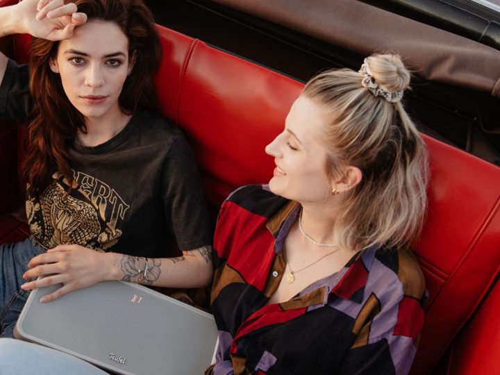 2 Frauen mit Teufel Boomster White auf Roadtrip
