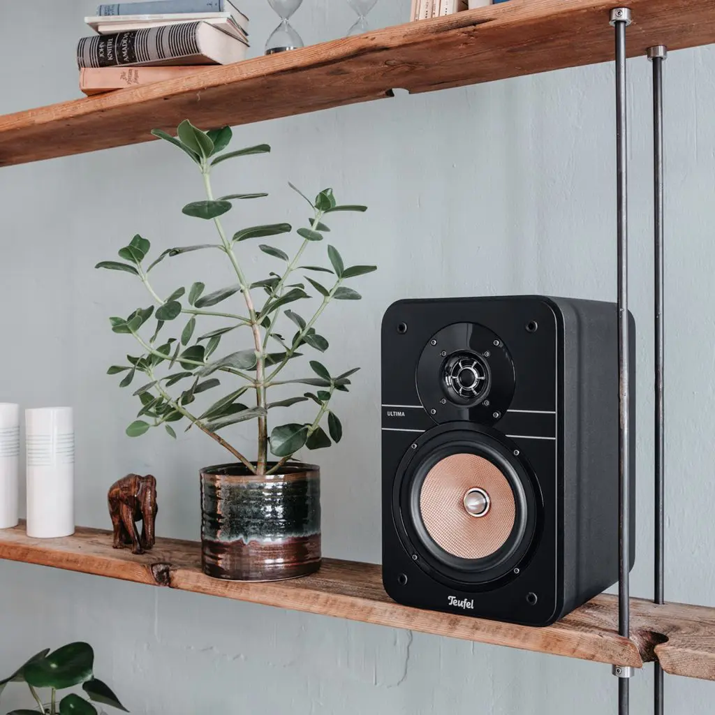 Ultima 20 posé sur un meuble avec déco