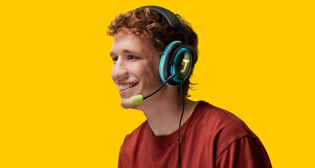 Junger Mann trägt Gaming-Headset Zola von Teufel