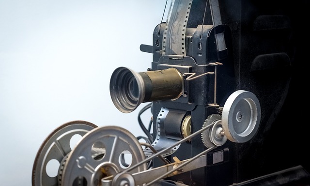 Nahaufnahme eines alten Filmprojektors für 35-mm-Filmrollen