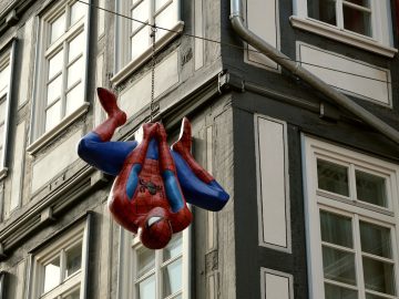 Spider-Man hängt kopfüber vor Fachwerkhaus