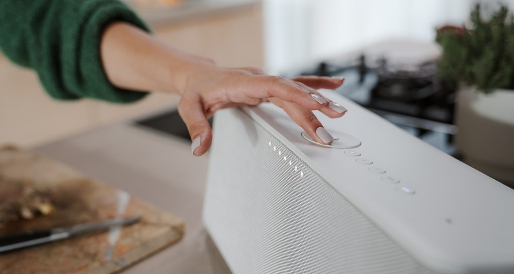 MOTIV® HOME Eine Hand bedient weißen MOTIV® HOME in der Küche