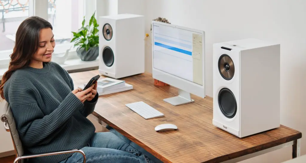 Stereo M 2 speakers op een bureau