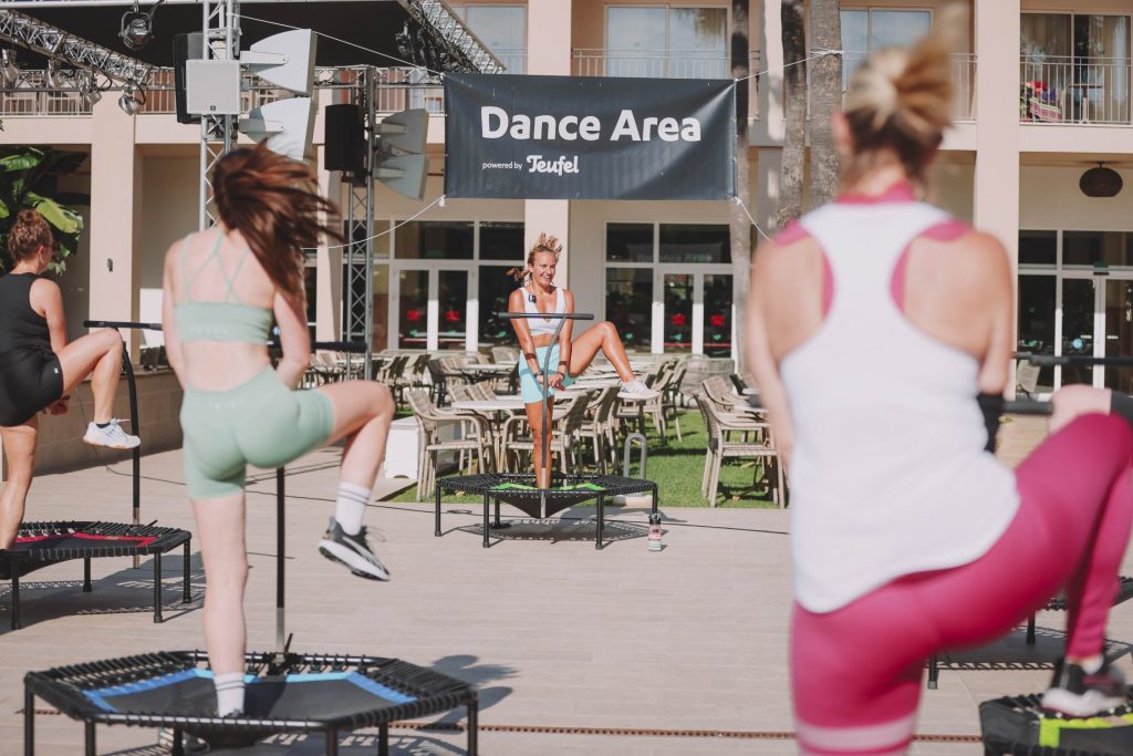 Jumping Fitnesskurs beim Women’s Health CAMP in der Dance Area powered by Teufel