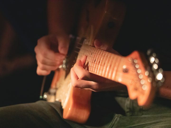 Person spielt Fender E-Gitarre Nahaufnahme