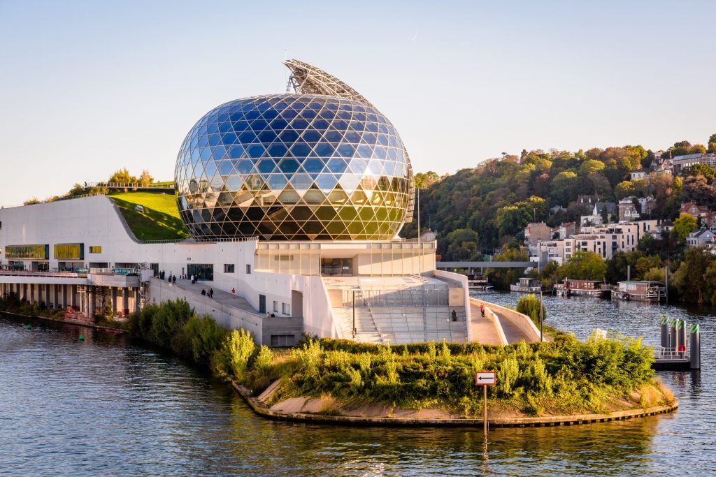 Bâtiment de la Seine Musicale au bord de l'eau sur l'Île Seguin à Boulogne-Billancourt